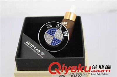 DAD鑲鉆出風口 汽車標志風口香水 奔馳出風口香熏 空調出風口香水-饒平縣海山路士達汽車裝飾用品經營部提供DAD鑲鉆出風口 汽車標志風口香水 奔馳出風口香熏 空調出風口香水的相關介紹、產品、服務、圖片、價格饒平縣海山路士達汽車裝飾用品經營部、汽車防爆膜;汽車改裝件;LED燈;汽車飾品;汽車香水;車載小電器;車衣